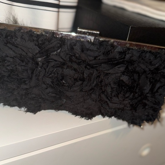 - VINTAGE BLACK JESSICA MCCLINTOCK TAPESTRY 3D  FLORAL CLUCH - Picture 1 of 12
